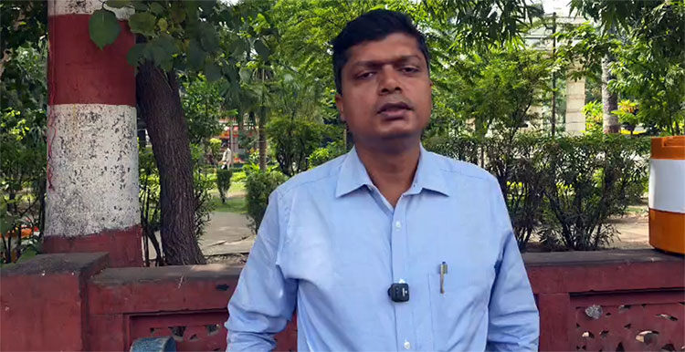 छत्री चौक स्थित शाही मस्जिद का हिस्सा समुदाय द्वारा स्वत: हटाया जा रहा है – कलेक्टर रोशन सिंह