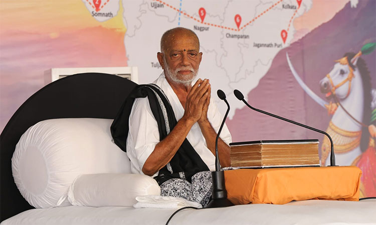 भारत स्वस्तिक यात्रा का झाँसी पड़ाव: मोरारी बापू ने कहा, स्वस्तिक का केंद्र बिंदु परब्रह्म परमात्मा हैं, जिनका नाम राम है