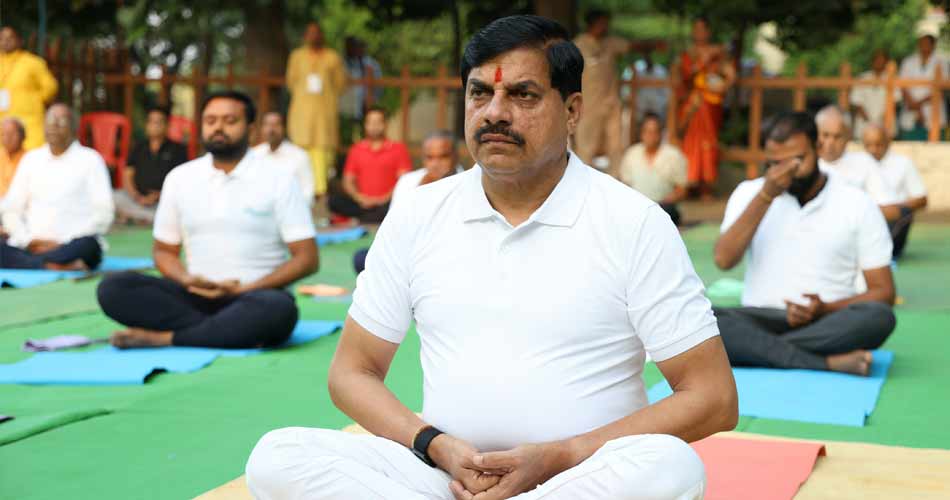 मुख्यमंत्री डॉ. मोहन यादव ने जामली (सेंधवा) के गायत्री धाम में किया योगाभ्यास